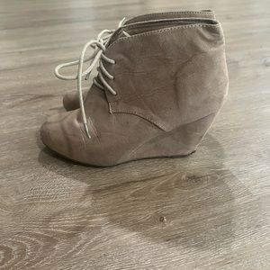 Cream/tan suede bootie Bella Marie size 7